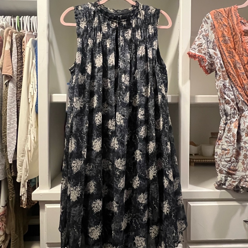 Elegant Black and White Sleeveless Midi Dress